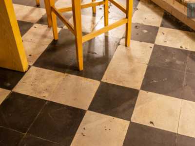 �Questo ambiente era la chiesa del monastero e qui si trovavano l�abside e l�altare, che � stato rimosso tempo fa�, ci spiega la nostra guida indicandoci i segni pi� scuri che delimitavano l�ara liturgica 